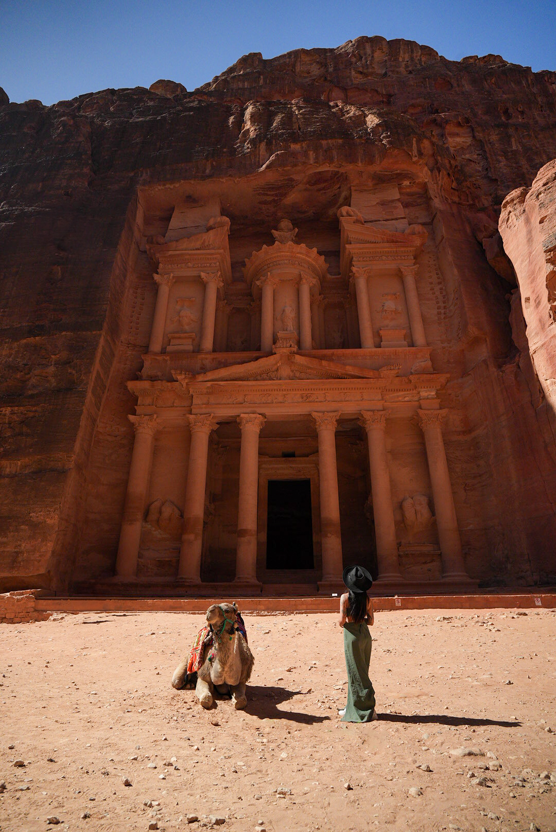 Viajera en un paisaje de Jordania, entre arquitectura y desierto de roca.