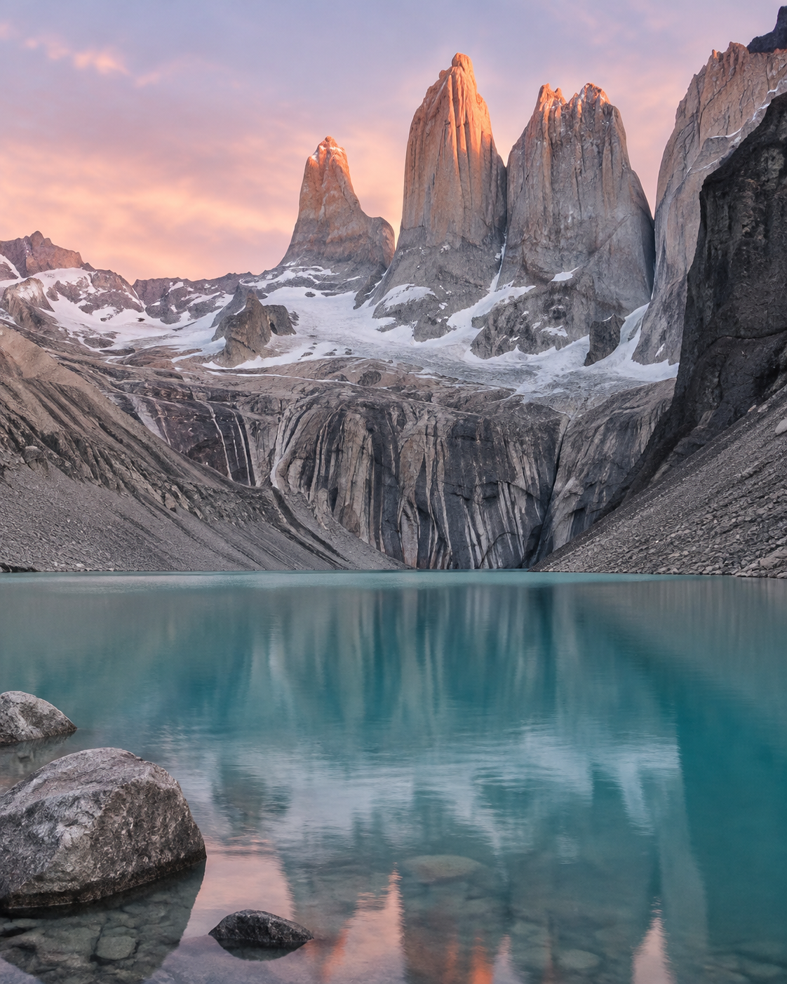 Cumbres graníticas de la Patagonia sobre un lago al amanecer.