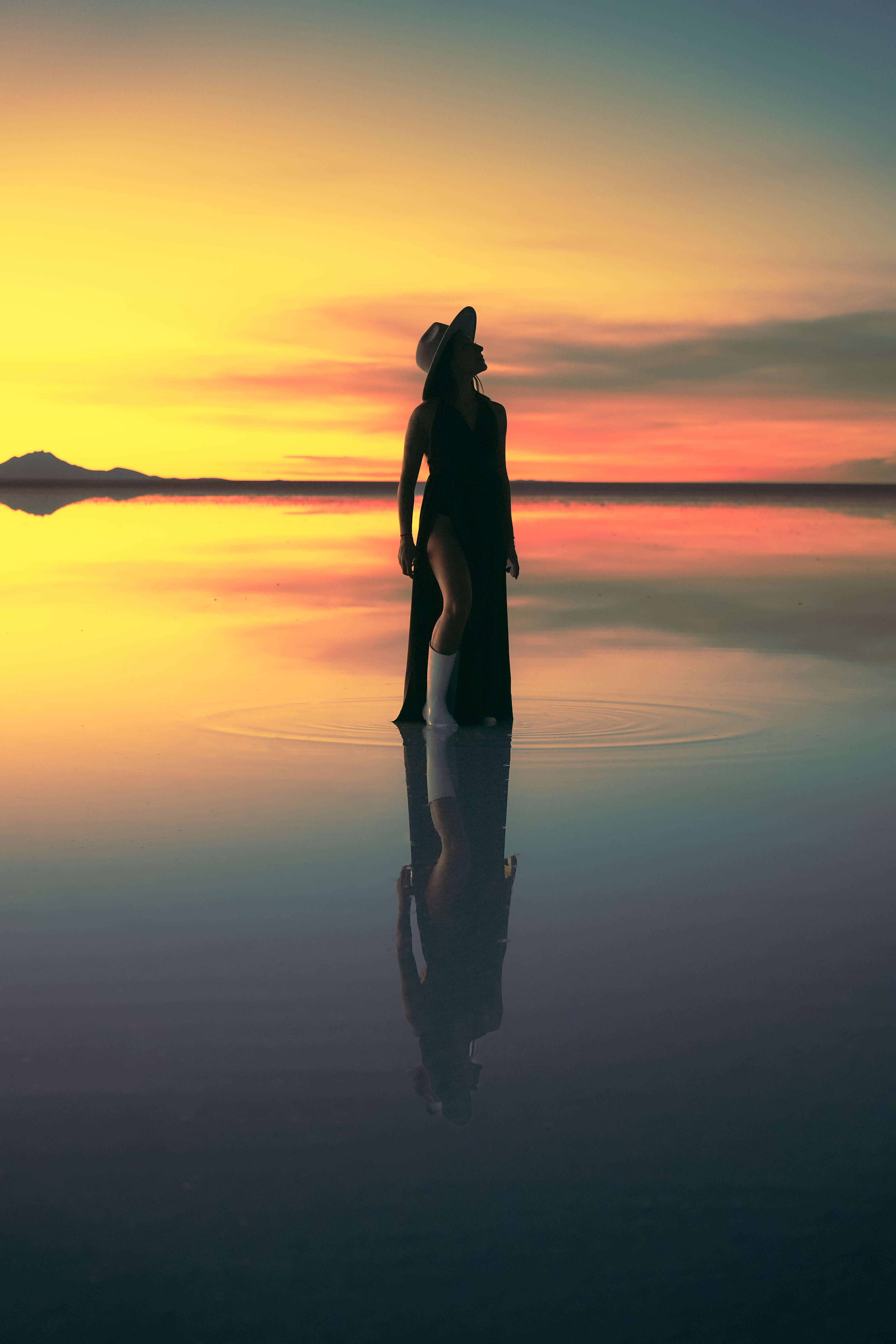 Atardecer naranja sobre el espejo de agua del salar.